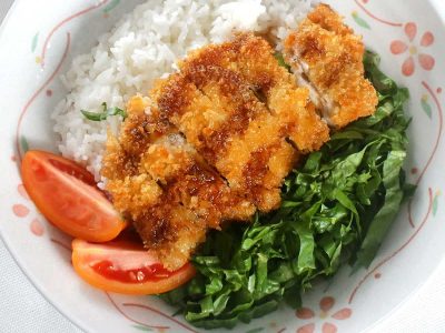 Chicken katsu with rice, lettuce and tomato