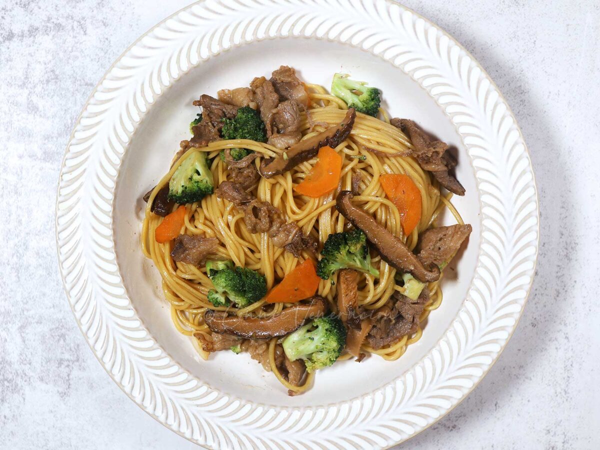 Chow mein with beef, mushrooms and broccoli
