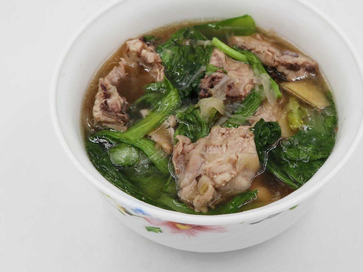 Chicken soup with mustard greens (leaves)