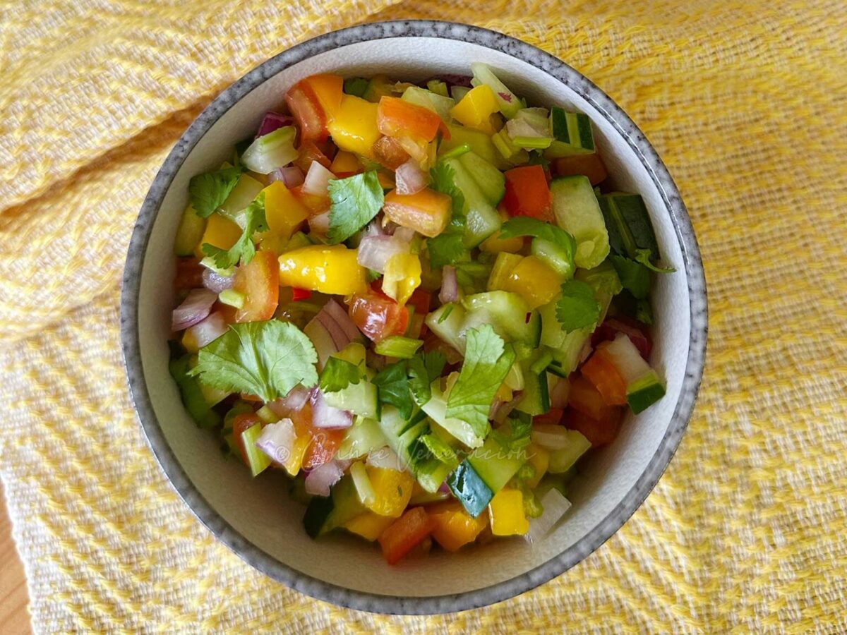 Sweet-tangy mango and vegetable salad
