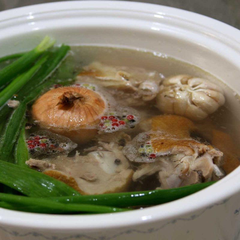 Inihaw na balonbalonan ng manok (skewered and grilled chicken gizzards)