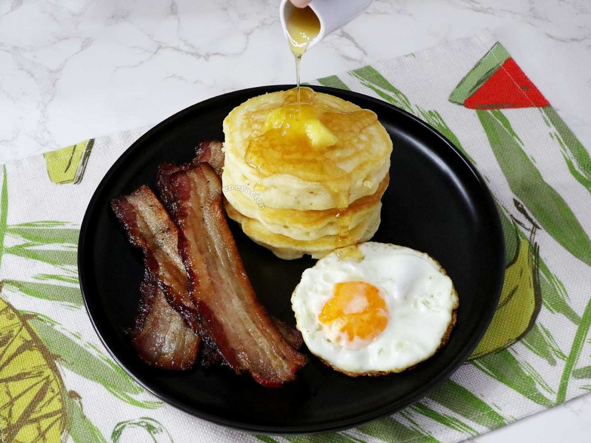 Bacon, pancakes and egg