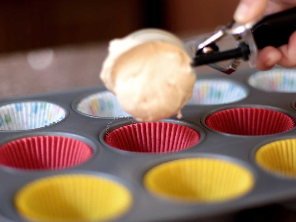 Using ice cream scoop to make uniform-sized cupcakes