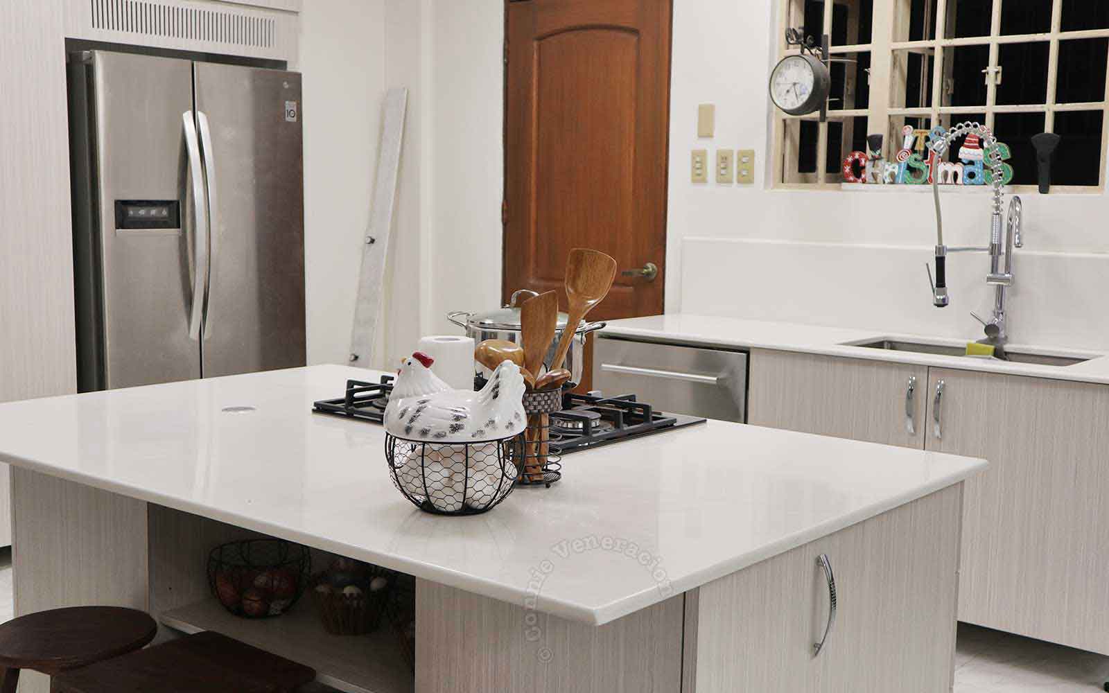 Off-white kitchen motif with engineered quartz countertops