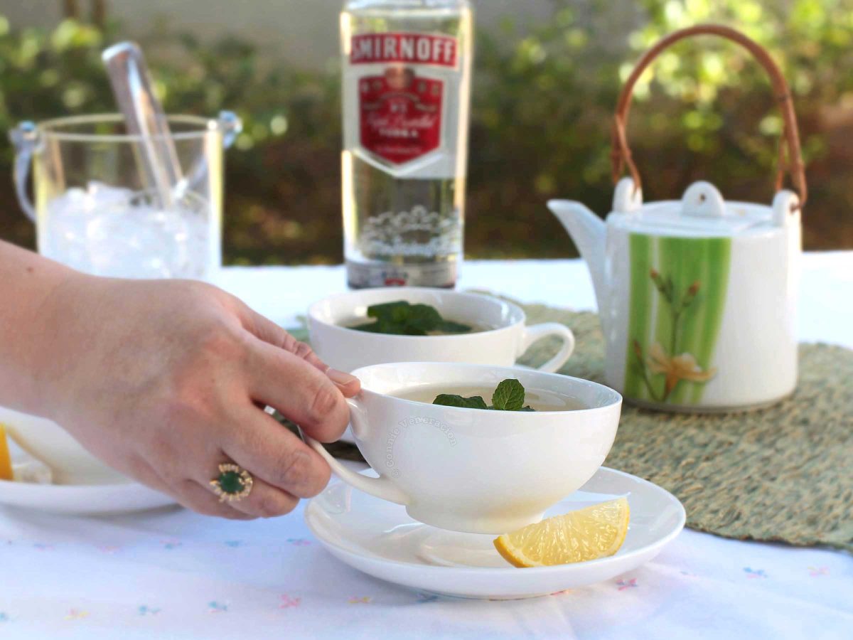 A tea cocktail drink, mo-tea-to is a refreshing fusion of mojito and lemon-mint tea.