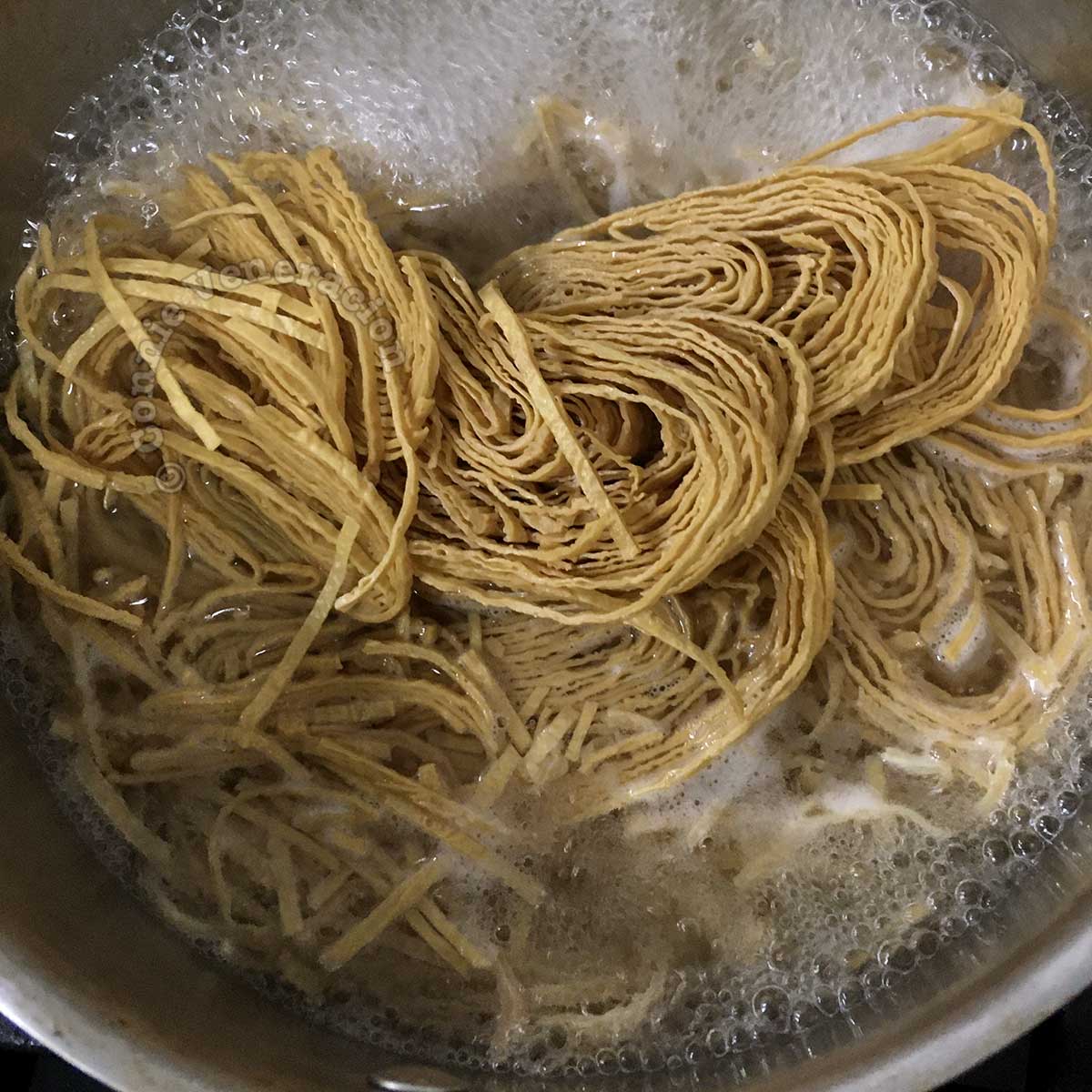 Boiling dried bean curd noodles