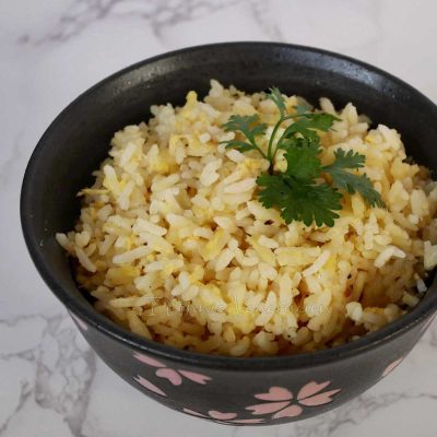 Egg fried rice in black bowl