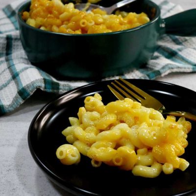 Mac and cheese on black plate