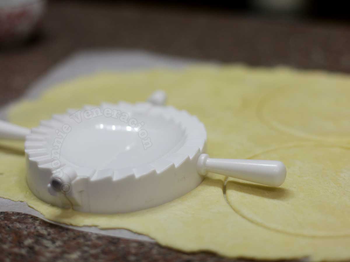 Cutting dough using the back of an empanada maker / molder