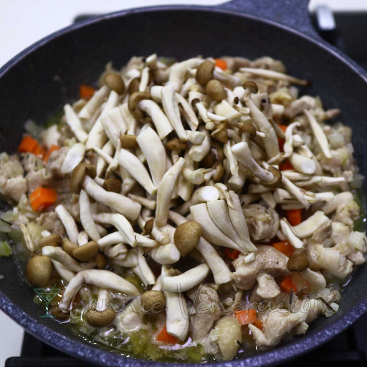 Chicken, mushrooms and vegetables in pan