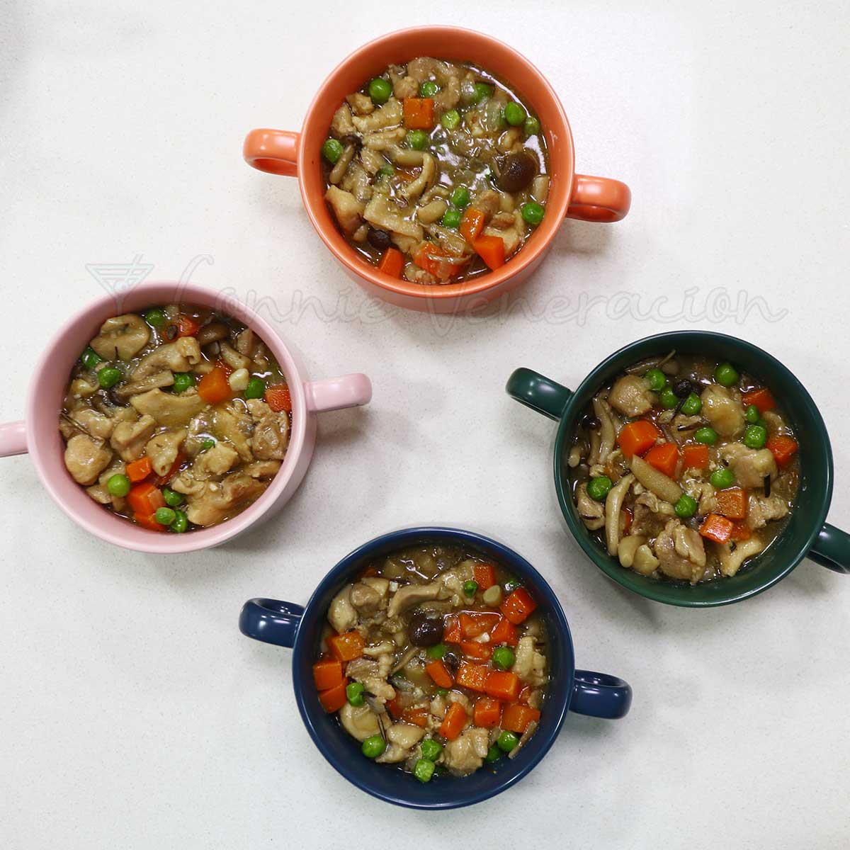 Chicken, mushrooms and vegetables with gravy in single-serve bowls