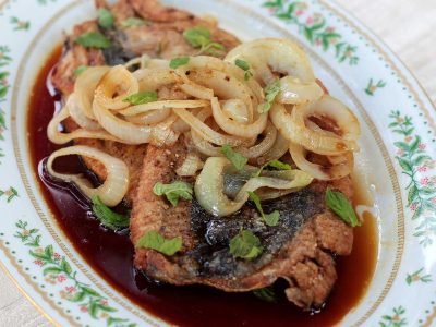 Bangus a la pobre: fried milkfish fillets with sauce and onion rings