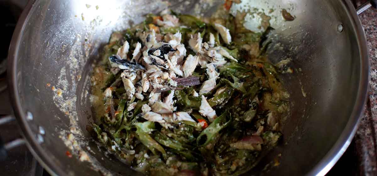 Sigarilyas at tinapang bangus sa gata (winged beans and smoked milkfish in coconut milk) in pan