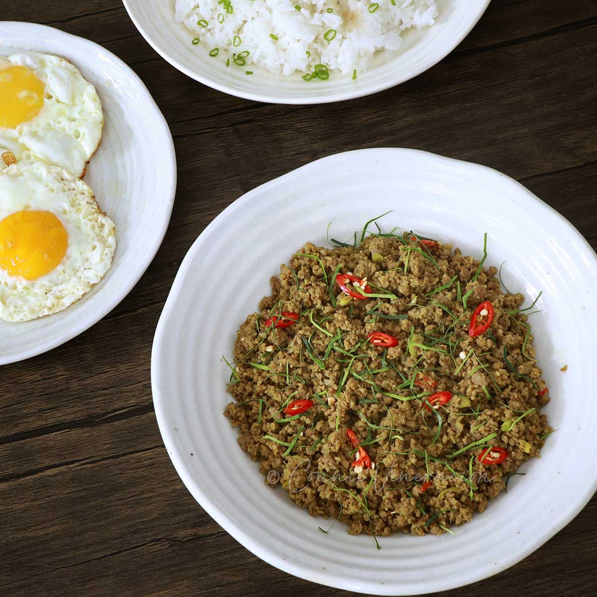 Thai-style dry curry with fried eggs and rice on the side