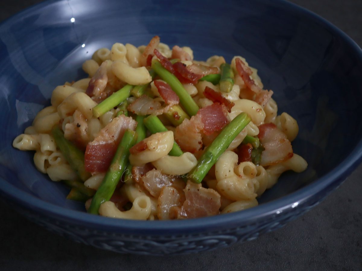 Bacon asparagus mac and cheese in vitage blue bowl