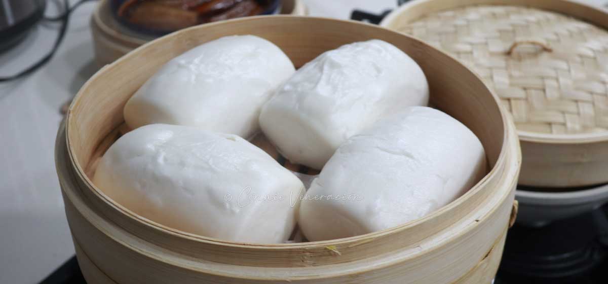 Bao (Chinese buns) in bamboo steamer
