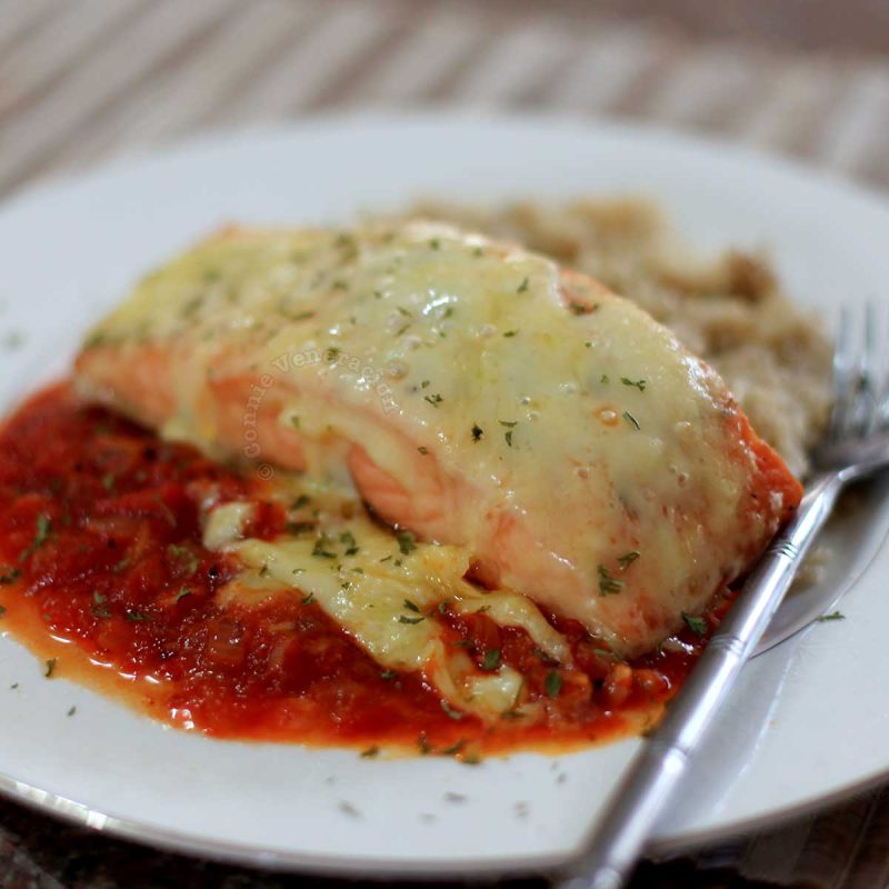 Cheese-topped broiled salmon served with tomato sauce