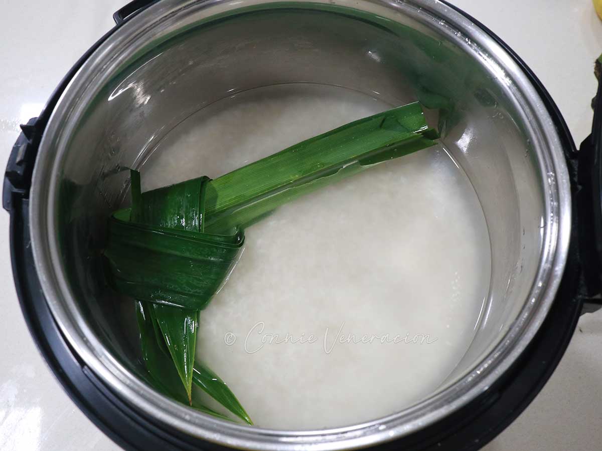 Cooking rice with pandan leaves