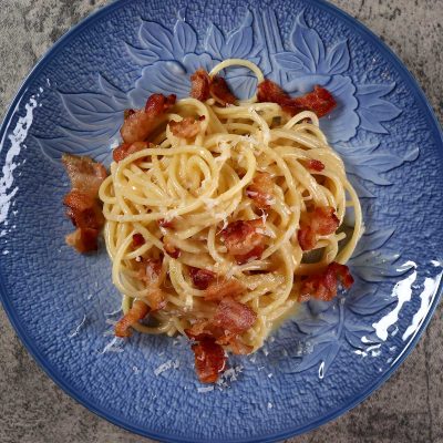 Spaghetti carbonara on blue plate