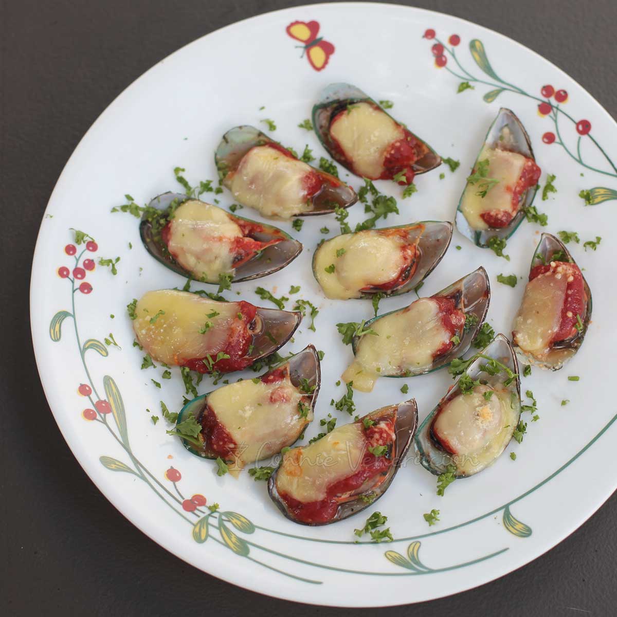 Two-cheese baked mussels