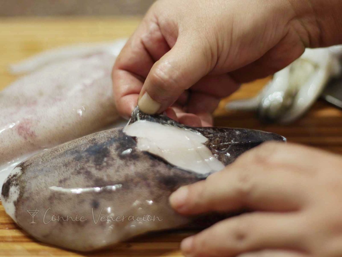 How to clean fresh whole squid (calamari): peeling off the skin