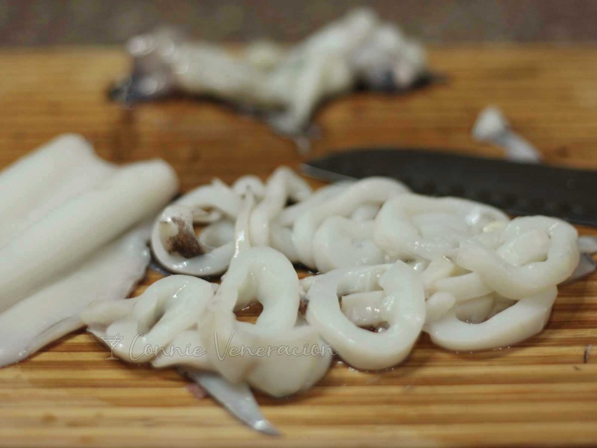 How to clean fresh whole squid (calamari): cutting the squid tube into rings