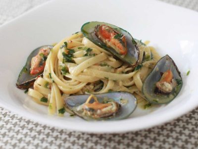 Fettucine aglio e olio with mussels
