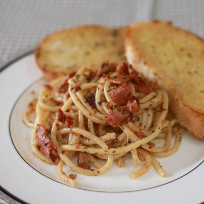 Spaghetti aglio e olio with bacon and Hungarian sausage with toast on the side