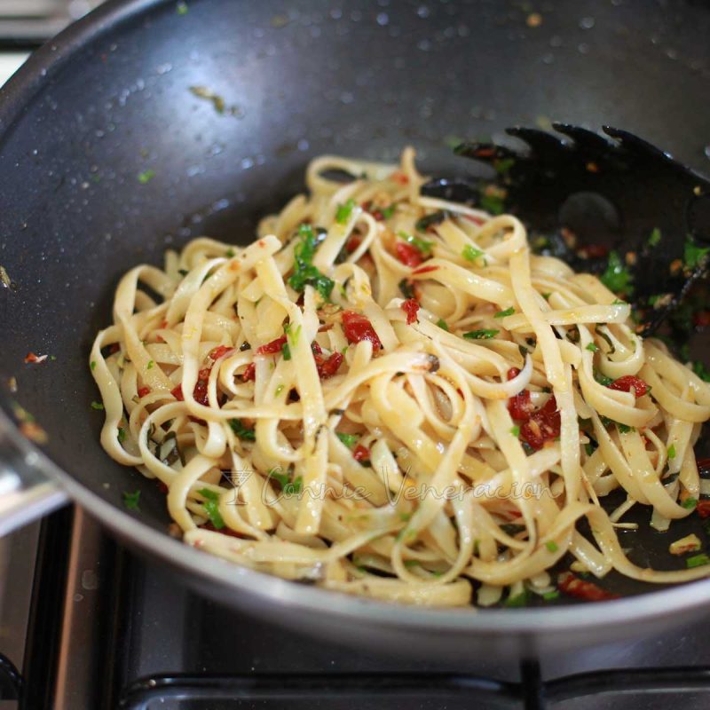 Fettuccine aglio e olio with sundried tomatoes