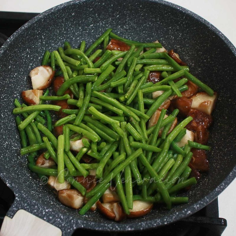 Shiitake and green bean stir fry with teriyaki sauce