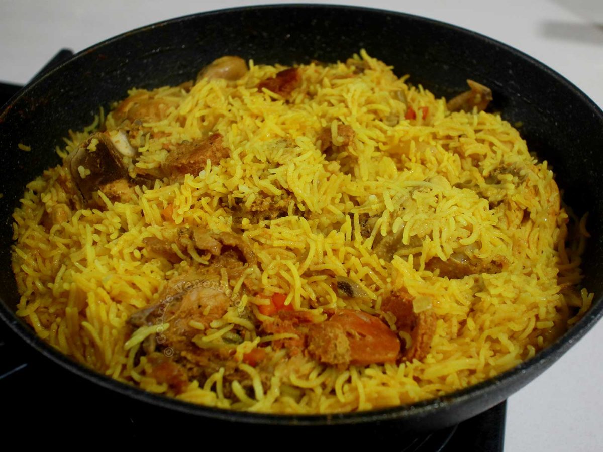 Fully cooked Chicken and sausage rice (arroz con pollo y chorizo) in pan