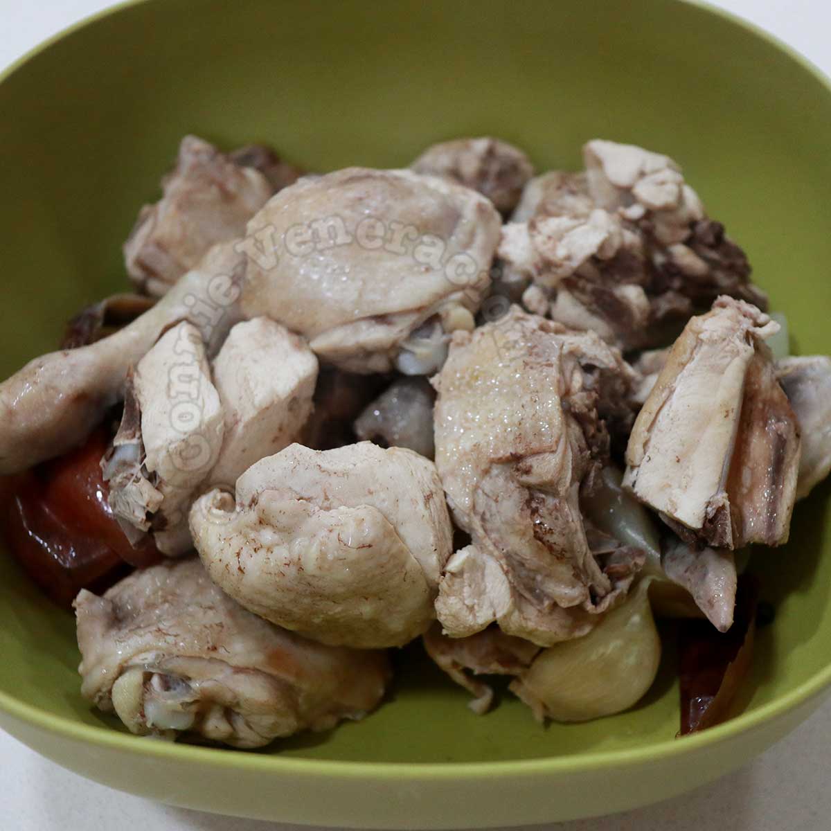 Drained boiled chicken in green bowl