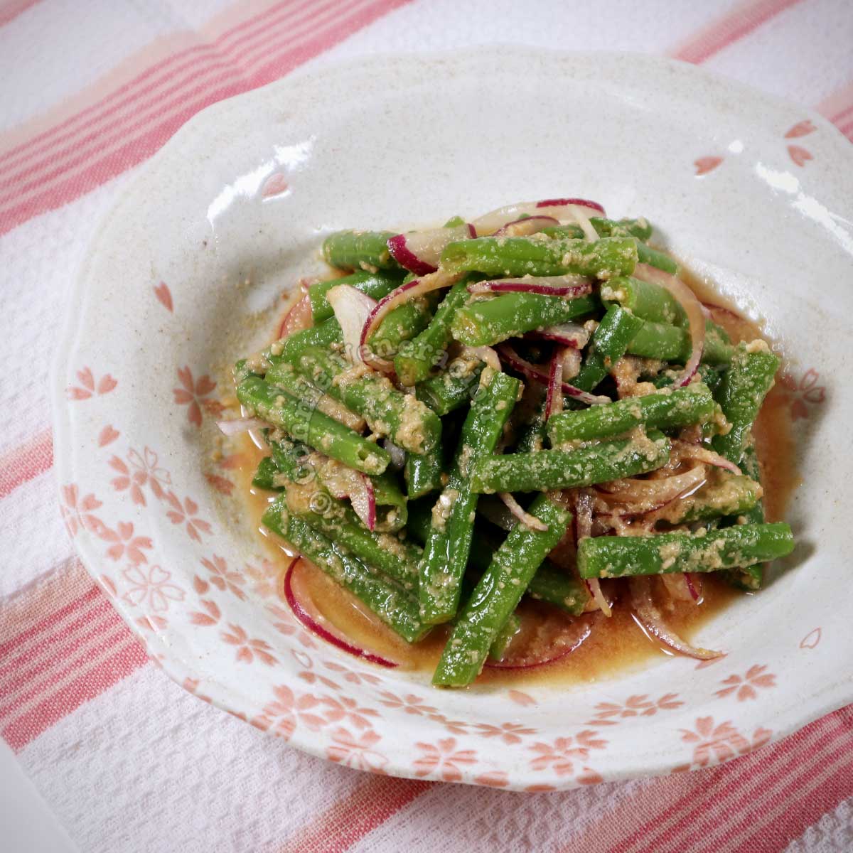 Green beans with sesame dressing in sakura bowl