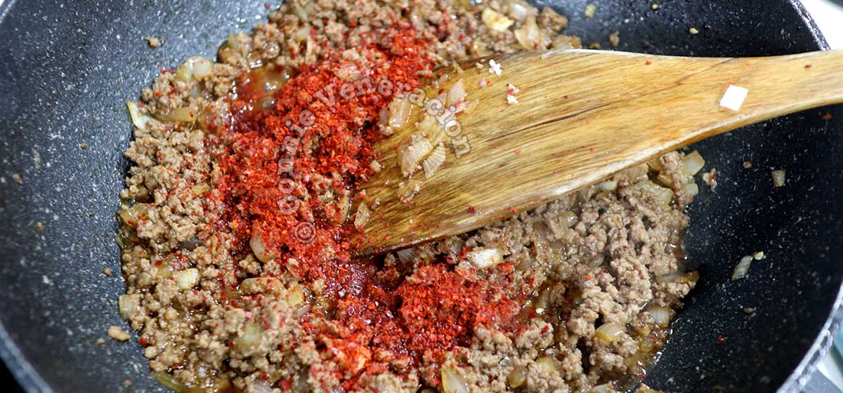 Adding chili flakes to ground beef stir fry