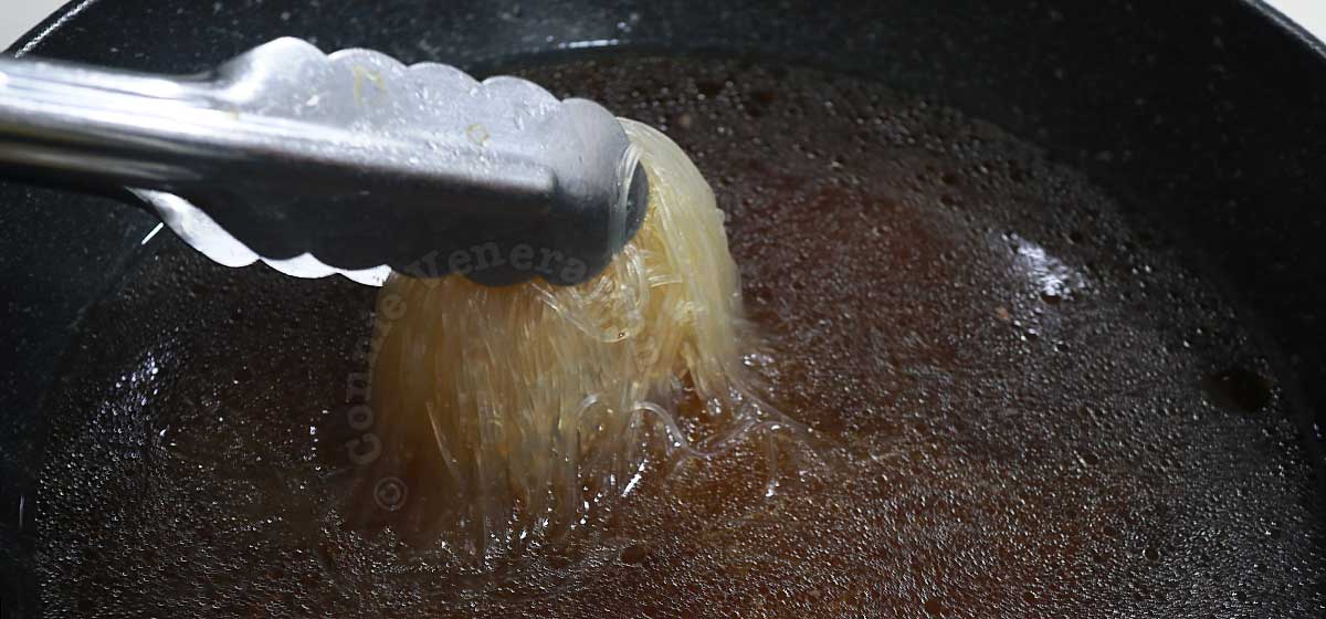 Cooking noodles in sukiyaki sauce