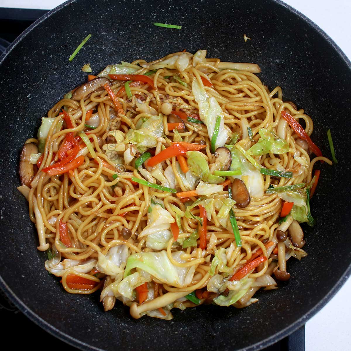 Vegetarian yakisoba in wok