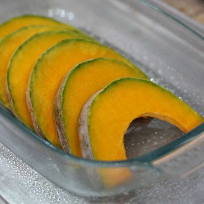 Slices of skin-on calabaza in a baking tray