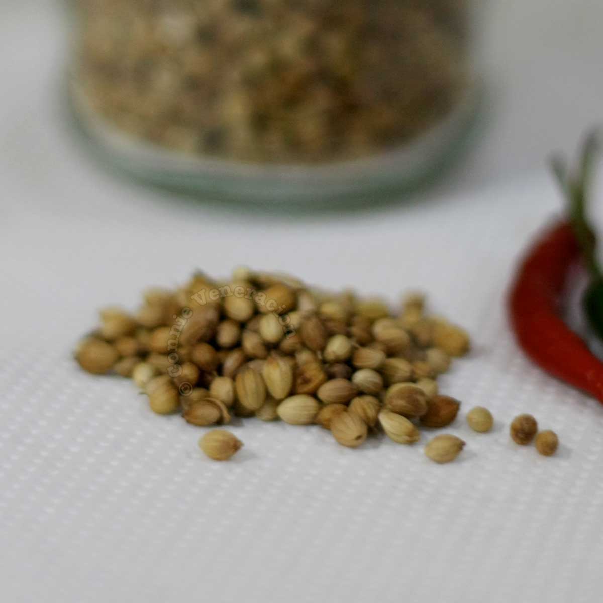 Dried coriander fruit (seeds)