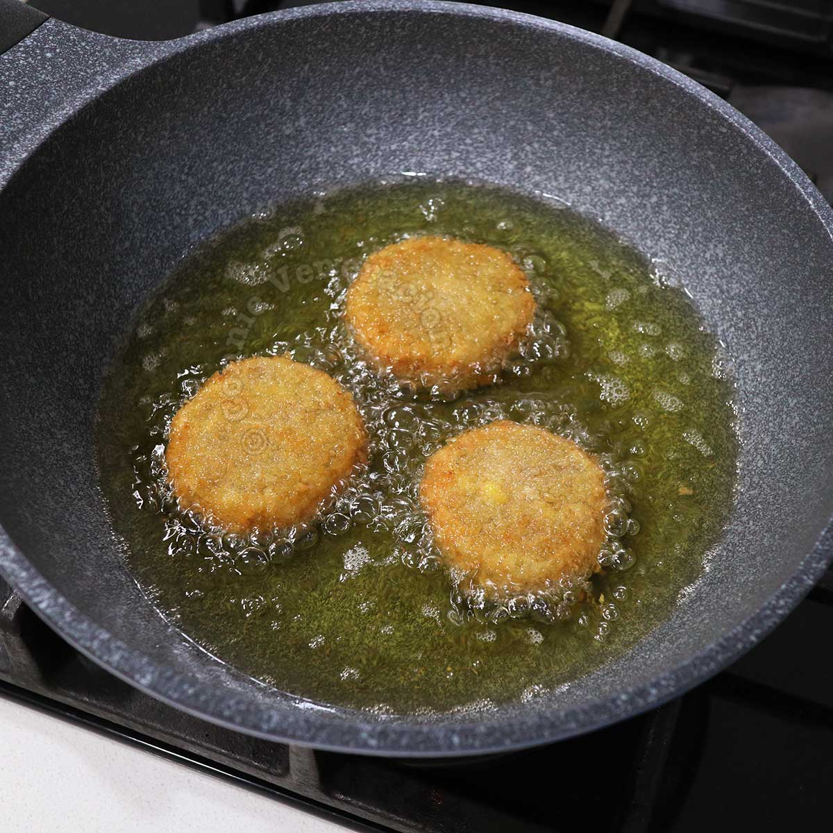 Frying Japanese-style crab cakes