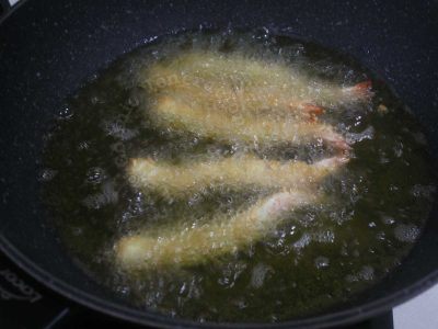 Deep frying panko-coated shrimps