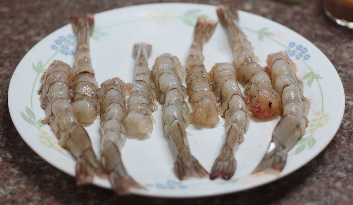 Peeled and deveined shrimps for tempura