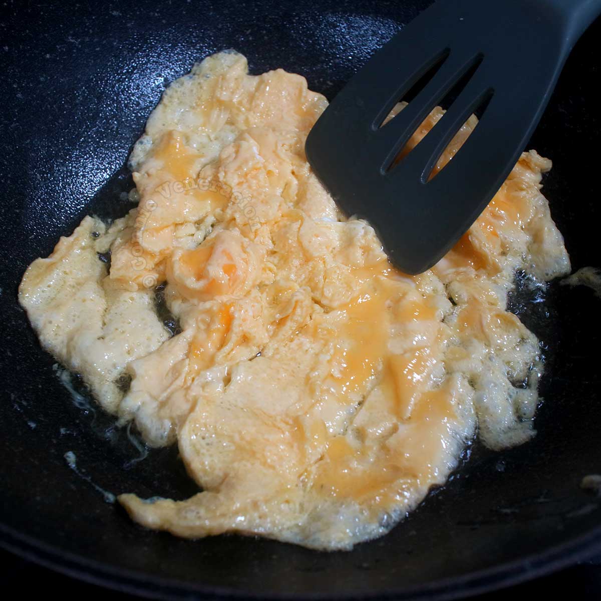 Scrambled egg in wok