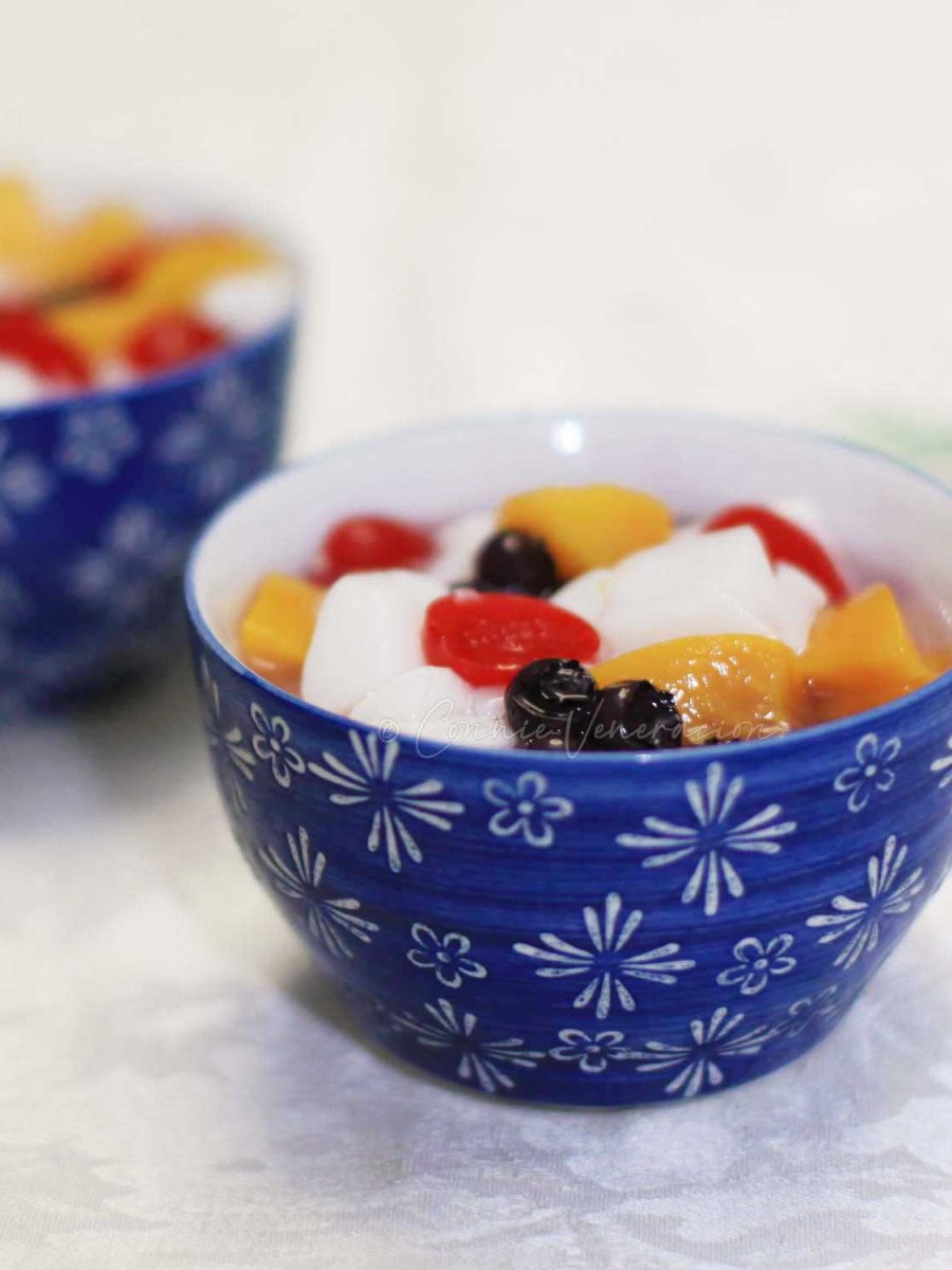 Almond jelly, peaches, cherries and blueberries in blue bowls