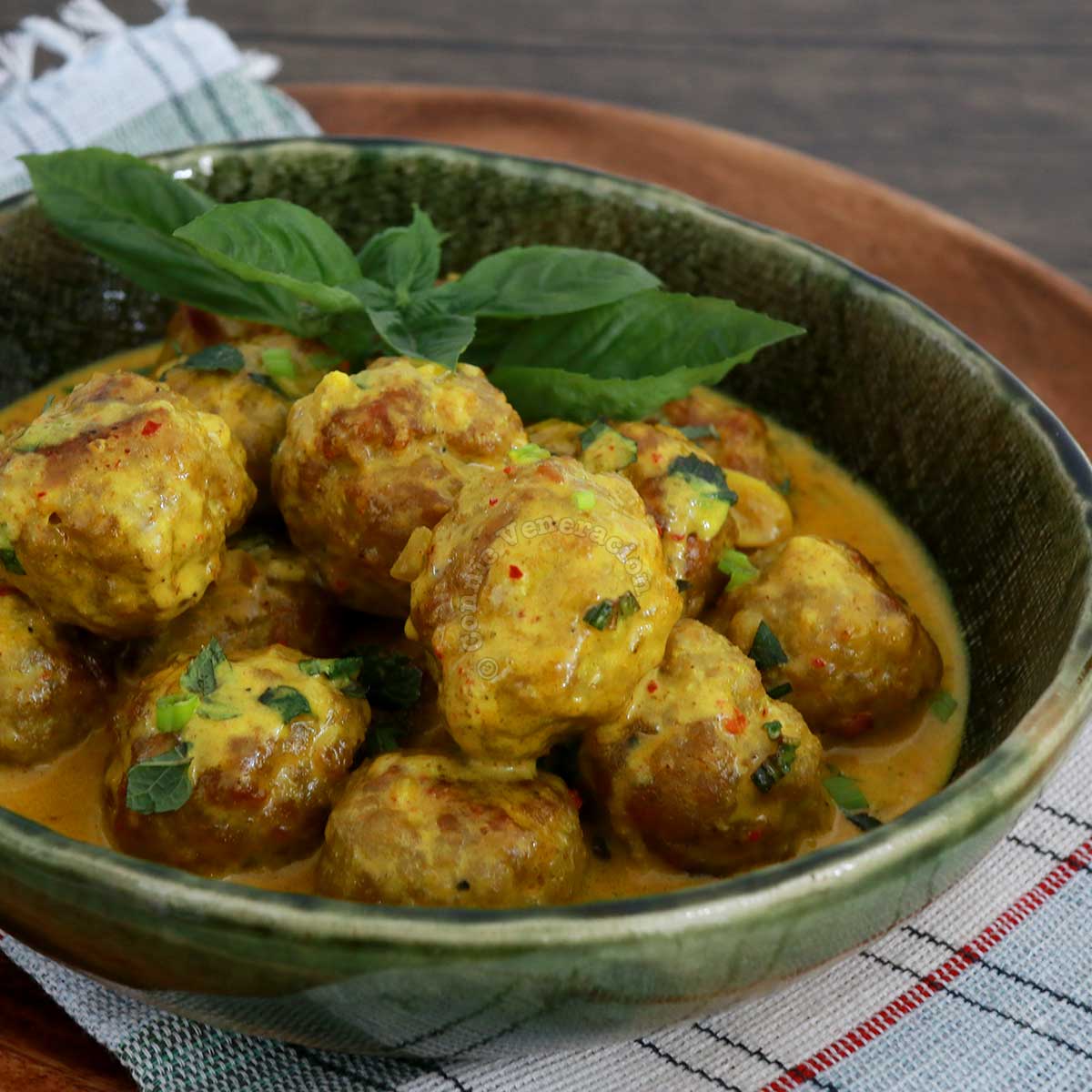 Meatballs in coconut curry sauce