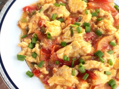 Chinese-style scrambled eggs with tomatoes