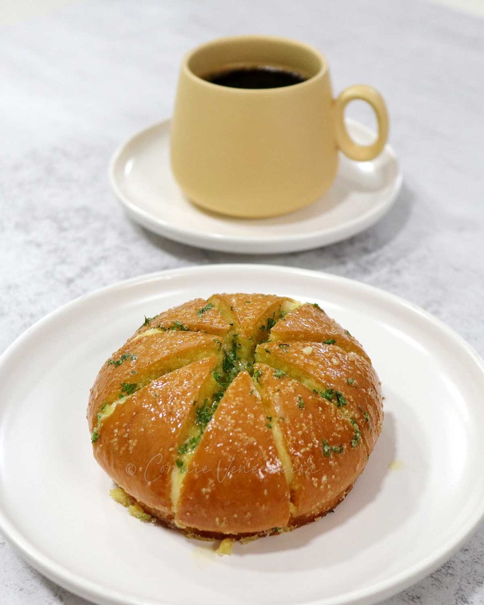 Korean cream cheese garlic bread