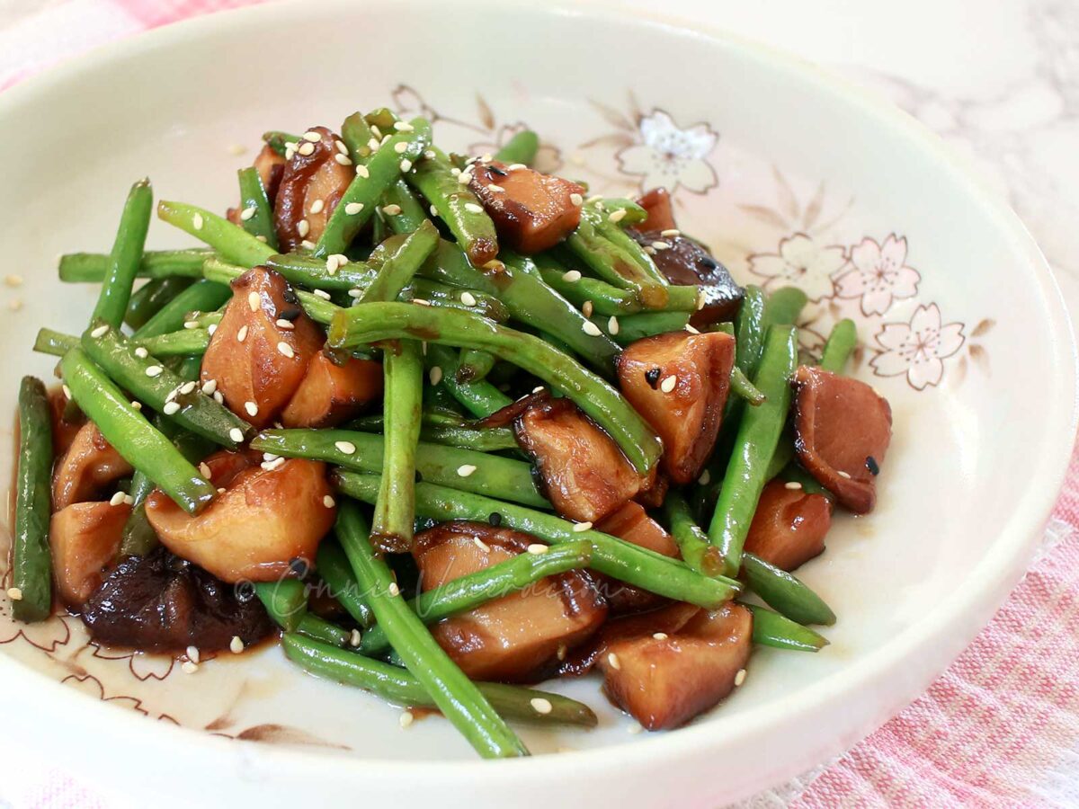 Japanese-style shiitake and green beans stir fry
