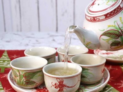 Teapot, teacups and tea
