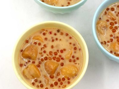 Vietnamese banana and tapioca pearls in coconut milk (che chuoi)