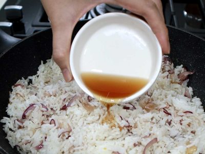 Seasoning Thai-style fried rice with fish sauce